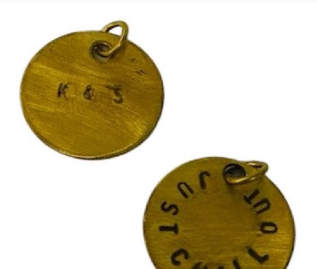文字を刻印した真鍮製の丸いキーホルダーチャーム