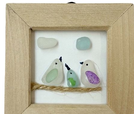 シーグラスで小鳥を描いた木枠のアート作品